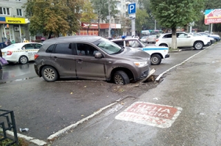 Внедорожник угодил в "черную дыру" в Заводском районе