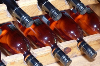 Воры вынесли из магазина несколько бутылок коньяка и 75 пакетиков кофе