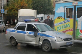 Пассажирский автобус протаранил машину ДПС в центре Саратова