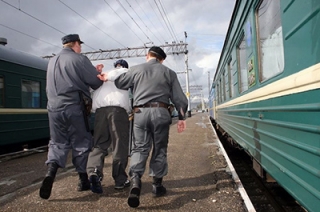 Буйного саратовского наркомана сняли с поезда в Тамбовской области