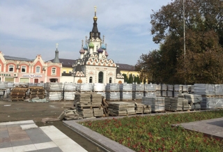 На пешеходной зоне уже уложено три тысячи квадратных метров плитки