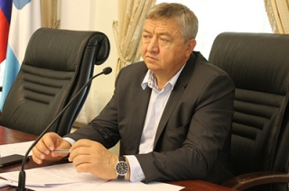Сергей Наумов поздравил депутата с рождением внука