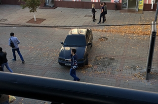 Автохам припарковал тонированную иномарку на проспекте Кирова
