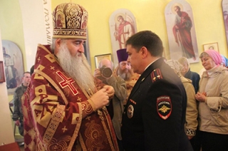 Митрополит Лонгин вручил медаль начальнику полиции Татищевского района