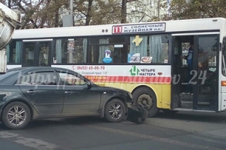 На "Стрелке" легковушка врезалась в 11-й автобус