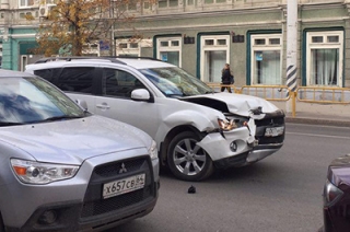Виновник тройного ДТП в центре Саратова едва не врезался в троллейбус