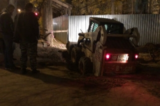 В центре Саратова в яму провалился мини-погрузчик
