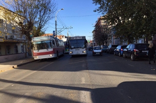 Из-за оборванного провода встали троллейбусы на Московской
