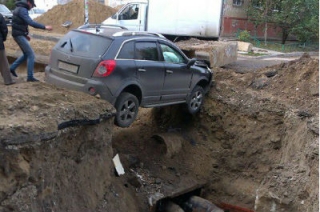 На Кузнечной внедорожник повис над оголенными трубами