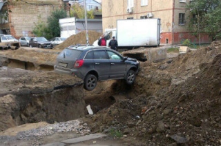 Внедорожник повис над трубами. Пострадали три человека