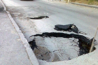 Водитель "Chevrolet" пострадал из-за ямы на Рахова