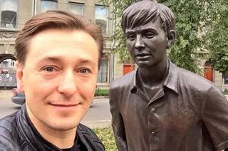 Сергей Безруков сделал селфи с памятником Олегу Табакову