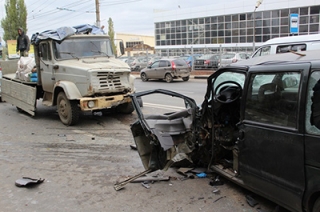 На Московском шоссе столкнулись три грузовика и микроавтобус