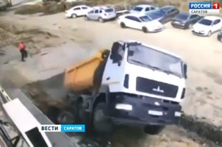 В Саратове груженный щебнем самосвал провалился в яму с водой