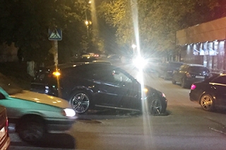 На Вольской в дорожную яму провалился "BMW X6"