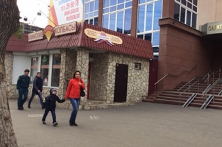 Владельцы ларька у СГАУ изменили фасад без разрешения властей