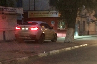 Очевидец: автохам на "BMW X6" объехал пробку по тротуару