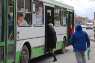 У упавшей на остановке бабушки зажало трость дверью автобуса