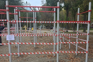 Администрация огородила опасную спортплощадку в Детском парке