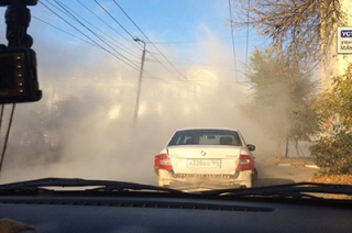 Порыв трубы в центре Саратова затрудняет движение автомобилей