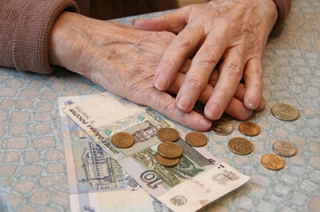 Приставы арестовали пенсию женщины за долги по коммуналке