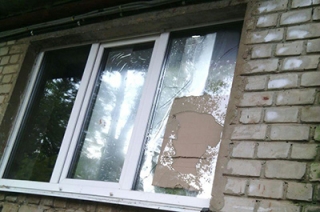Коллекторы разбили окна в квартире должников из Летного городка