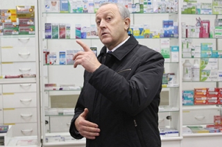 Губернатор искал в саратовской аптеке жизненно важные лекарства