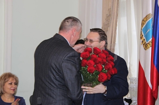 Председатель гордумы вручил вице-губернатору букет алых роз
