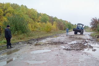 Саратовские автомобилисты продолжают своими силами ремонтировать дороги