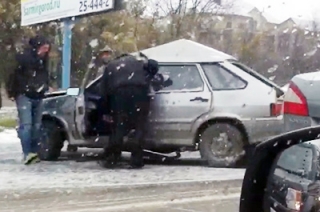 Возле гипермаркета "Лента" из-за аварии собирается пробка
