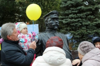 Саратовцы фотографируются с Городовым на фоне нового "Каскада"