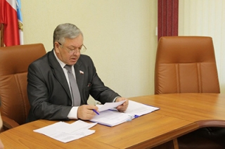 Александр Сундеев не поддержал запрет парковки автомобилей на газонах