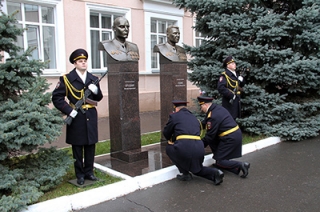 Саратовские полицейские увековечили память погибших товарищей
