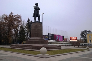 Шары с пешеходной зоны перенесены к памятнику Чернышевского