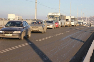 Массовое ДТП парализовало движение на мосту "Саратов-Энгельс"