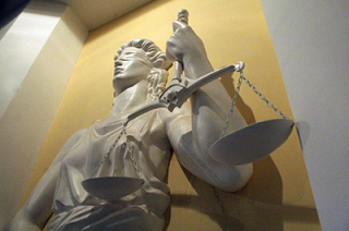 За убийство прохожего преступникам дали 42 года на троих