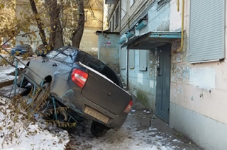 Очевидец: автоледи "припарковала" машину на лестнице у дома