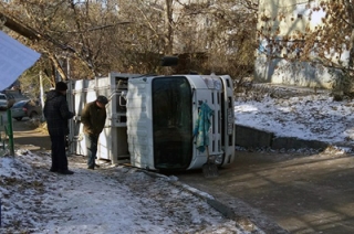 В Кировском районе перевернувшийся грузовик заблокировал движение