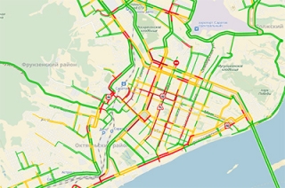 Саратовцы едут по Московской со скоростью три километра в час