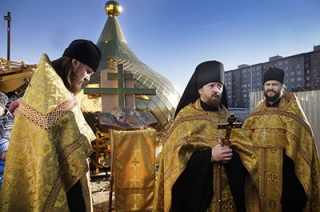 В поселке Северный освятили купол и крест строящегося храма