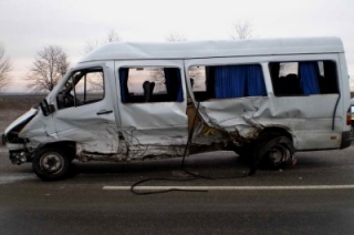 В столкновении двух микроавтобусов пострадали три человека
