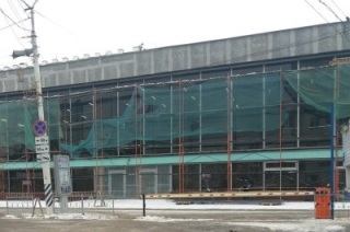 Возле железнодорожного вокзала в Саратове появились строительные леса