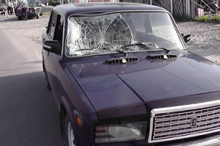 Внезапно выбежавшая на дорогу девочка оказалась под машиной