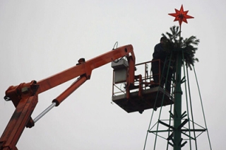 На Театральной площади устанавливают главную городскую елку
