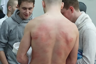 Саратовца отхлестали по спине на вручении черного пояса по джиу-джитсу