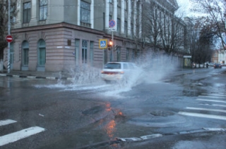 Потоки воды заливают центральные улицы города