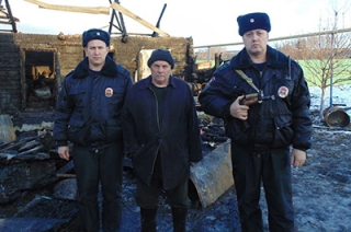 Нацгвардейцы спасли спящего хозяина загоревшегося дома
