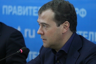 Дмитрий Медведев пообещал не понижать температуру горячей воды