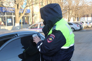Операция "Тонировка": 382 саратовских водителя сняли пленку на месте