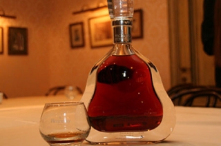 Полицейские вернули магазину украденный "Hennessy"